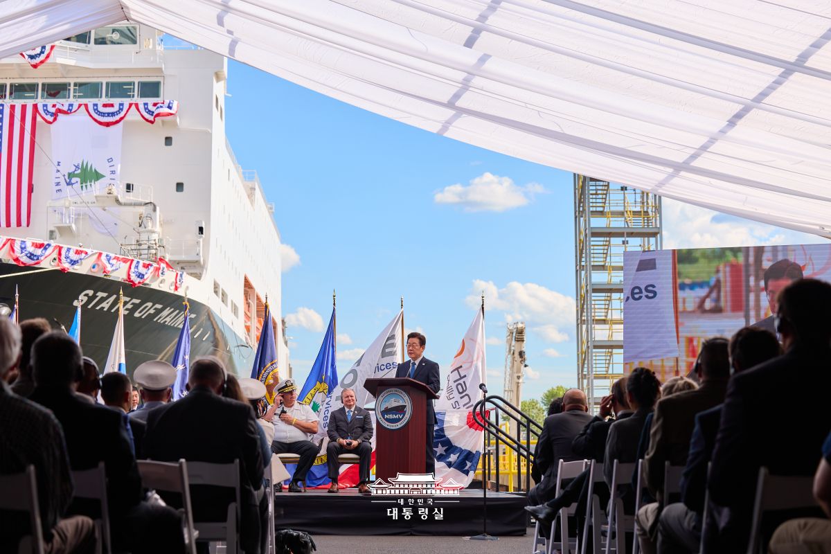 대통령 필리조선소 방문 관련 전은수 부대변인 브리핑 https://www.president.go.kr/newsroom/briefing/CRvNYN1k @출처 대통령실 홈페이지 바로가기 이재명 대통령은 미국 현지 시간 8월 26일 오후 4시, 필라델피아에 위치한 ‘한화 필리조선소’를 방문했습니다. 이번 방문은 한-미 간 조선산업 협력의 현장을 직접 확인하고, 미래형 포괄적 전략동맹으로의 도약 의지를 다지는 자리였습니다. 한화 필리조선소는 2024년 말 한화오션(지분율 40%) 그리고 한화시스템(지분율 60%), 약 1억달러를 투자해 인수한 조선소로, 한국 조선기업이 미국 현지 조선소를 인수한 첫 사례입니다. 현재 약 1,700명의 숙련된 인력이 근무 중이며, 용접 로봇과 자동화 설비, 스마트생산·안전 시스템을 기반으로 한 첨단 생산 능력을 보유하고 있습니다. 무엇보다 필리조선소는 2000년 이후 미국 존스법(Jones Act)이 적용되는 대형 상선의 약 50%를 공급한 실적을 보유하고 있습니다. 그리고 최근에는 ‘국가안보다목적선박’ 건조 프로젝트뿐만 아니라 관공선, 해군 수송함 수리·개조 등 다양한 분야에서 뛰어난 실적을 기록해 왔습니다. 한화그룹 또한 한화오션이 보유한 최고의 기술력과 지속 가능한 해양 솔루션을 바탕으로 북미 시장에서 새로운 성장 동력을 창출하고, 미 상선 및 군함 건조 시장 진출을 위해 필리조선소를 중심으로 역량을 확보해 나가고 있습니다. 무엇보다 필라델피아 해군조선소는 한국전쟁에 참전한 USS Antietam(앤터텀) 항공모함이고요, 전함인 USS New Jersey(전함) 등을 건조했습니다. 이재명 대통령이 필리조선소 명명식에서 한 발언처럼, 72년 전 필라델피아의 앞바다를 가르며 나아간 함정들이 한국전쟁의 포화 속 고통받던 대한민국 국민을 구했듯이, 이번에는 대한민국이 미국의 조선업 부활에 협력해 한-미 양국이 동맹의 새로운 도약을 이뤄나갈 것입니다. 그런 점에서 이재명 대통령의 한화 필리조선소 방문은 한-미 양국이 힘을 합쳐 새로운 ‘K-조선 협력 모델’을 만들어 가는 과정이자, 72년 한미 동맹을 ‘미래형 포괄적 한-미 전략동맹’으로 확장하는 이정표가 될 것입니다. 2025년 8월 27일 대통령실 부대변인 전은수 사라진 꿈의 회복, ‘MASGA’의 기적을 현실로 빚어냅시다 https://www.president.go.kr/president/speeches/puAJjYW9 @출처 대통령실 홈페이지 바로가기 사라진 꿈의 회복, ‘MASGA’의 기적을 현실로 빚어냅시다 썸네일 필리조선소 스테이트 오브 메인(State of Maine)호 명명식 축사 존경하는 한국과 미국의 기업인 여러분, 함께 해주신 귀빈 여러분, 필리 조선소에서 근무하시는 양국의 노동자 여러분, 모두 반갑습니다. 먼저 '한화 필리조선소'의 새로운 출항을 알릴 훈련함 '스테이트 오브 메인(State of Maine)'호의 명명식을 진심으로 축하합니다. 이곳 필라델피아는 19세기 이후 오랫동안 미국 조선업의 중심지였던 것으로 압니다. 필리 조선소는 1801년 미국 해군 조선소로 문을 연 이래 200여 년이 넘는 유구한 역사를 가지고 있습니다. 2차 세계대전의 승리를 이끈 50여 척의 군함이 이곳에서 탄생했고, 500여 척의 함정이 이곳의 손길을 거쳐 다시 바다로 나아갔습니다. 5만 명의 역군들이 이곳에서 일하며 미국의 바다를 지켜냈습니다. 필라델피아의 앞바다를 가르며 나아간 함정들은 한국전쟁의 포화 속에서 고통받던 대한민국 국민을 구해 냈습니다. 필라델피아의 함정들이 구해낸 대한민국의 위대한 국민들은 전쟁의 폐허를 딛고, 뜨거운 용광로와 식지 않은 땀방울 속에서 나라의 미래를 설계해 냈습니다. 희망의 새 나라를 건설하겠다던 우리 국민의 강력한 의지가 강철에 스며들고 파도에 실려 '조선업 강국 대한민국'이라는 신화를 만들어 냈습니다. 그렇게 탄생한 대한민국의 조선업이 이제 미국의 해양 안보를 강화하고, 미국 조선업 부활에 기여하는 새로운 도전의 길에 나서게 됩니다. 동맹국의 대통령으로서 대단히 기쁘게 생각합니다. 제가 트럼프 대통령께 제안한 미국의 조선업을 다시 위대하게 만드는 프로젝트는 단지 거대한 군함과 최첨단 선박을 건조하겠다는 비전만이 아닙니다. 사라진 꿈을 회복하겠다는 거대한 비전입니다. 대한민국 역사에서 조선산업이 수많은 한국 청년들에게 성장과 기회, 꿈과 희망의 이름이었던 것처럼 필리 조선소 또한 미국 청년들에게 같은 이름으로 기억될 것입니다. 한화오션이 필리 조선소에 투자한 이후, 수많은 미국 견습생들이 이곳 필리조선소로 몰려들고 있다고 합니다. 조선강국의 꿈이 필라델피아의 청년들 속에서 다시 자라나고 있습니다. 세계 제1의 저력과 역량을 마주한 필리 조선소는 최첨단 선박 기술을 보여주는 미국 최고의 조선소로 거듭날 것이고, 미국 해안벨트 곳곳에서 조선업이 다시 살아날 것입니다. 한국의 조선소들은 미국 조선소에 투자하고, 우수한 인력을 양성하는 한편, 현대화된 공정 기술이 미국에 뿌리내릴 수 있도록 도울 것입니다. 미국 조선업과 대한민국 조선업이 더불어 도약하는 '윈윈'의 성과를 만들어낼 것이고, 오늘의 새로운 출항은 한미 양국이 단단한 우정으로 써 내려가는 또 하나의 희망과 도전의 역사로 기록될 것입니다. 한미 양국의 기업인과 노동자 여러분, 인류에게 바다는 언제나 도전과 기회의 공간이었습니다. 세계를 무대로 펼쳐질 MASGA(마스가) 프로젝트는 대한민국과 미국이 함께 항해할 새로운 기회로 가득한 바다의 새 이름입니다. 그리고 그 도전의 주역은 바로 이 자리에 함께하신 여러분 자신입니다. 지금으로부터 50년 전, 대한민국의 기업인과 노동자들이 허허벌판 위에 K-조선의 기적을 일궈낸 것처럼, 이제 한국과 미국이 힘을 모아 MASGA(마스가)의 기적을 현실로 빚어냅시다. 이곳 필리조선소를 통해 72년 역사의 한미 동맹은 안보 동맹, 경제 동맹, 기술 동맹이 합쳐진 '미래형 포괄적 전략동맹'의 새 장을 열게 될 것입니다. 가슴 벅찬 마음으로 우리의 새로운 미래를 기다리며, '스테이트 오브 메인(State of Maine)호'의 안전한 항해와 함께하신 여러분 모두의 건강을 기원합니다. 감사합니다.